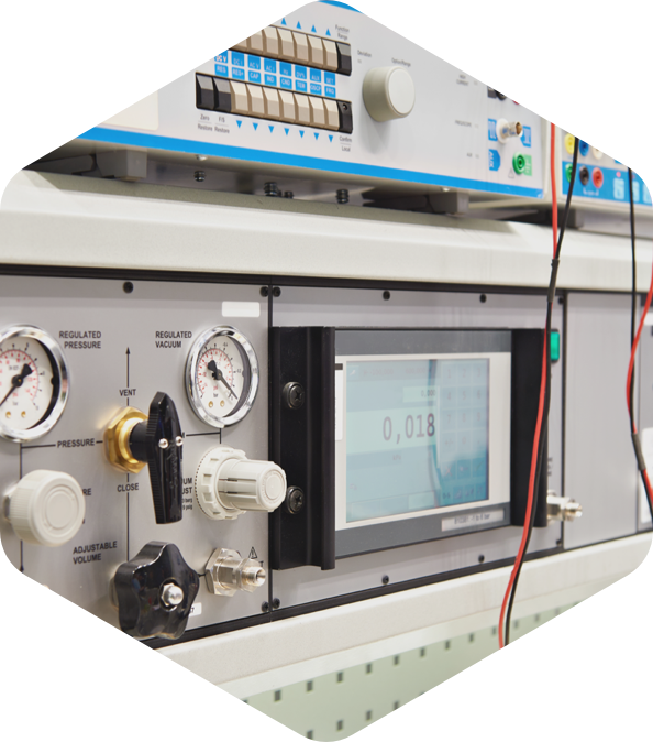 Calibration of a measuring machine with a display